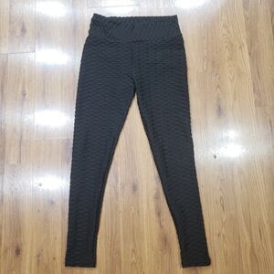 Black Anti-Cellulite Textured Scrunch-butt Leggings!